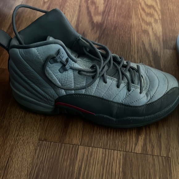 Jordan 12s worn but still in decent condition - Picture 2 of 4